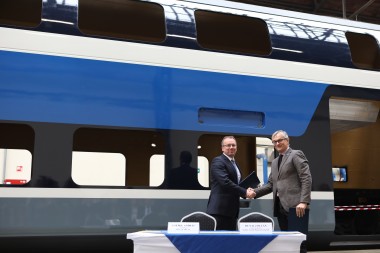 Átadó és átvevő képviselői