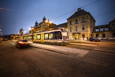 Indulásra váró vasútvillamos Szegeden