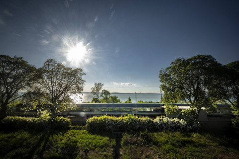 A Balatonnál suhanó vonat