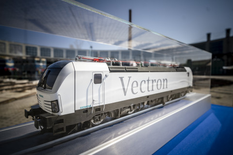 A Vectron makettje háttérben villamos mozdonyokkal