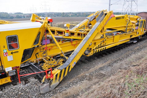 Nagy teljesítményű ágyazatrostáló (Forrás: Plasser & Theurer, Export von Bahnbaumaschinen GmbH)