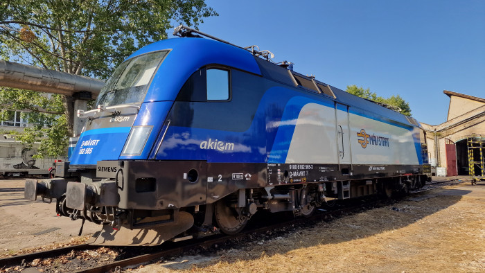 Siemens ES64 U2 V7 típusú mozdony már a MÁV-START arculatával