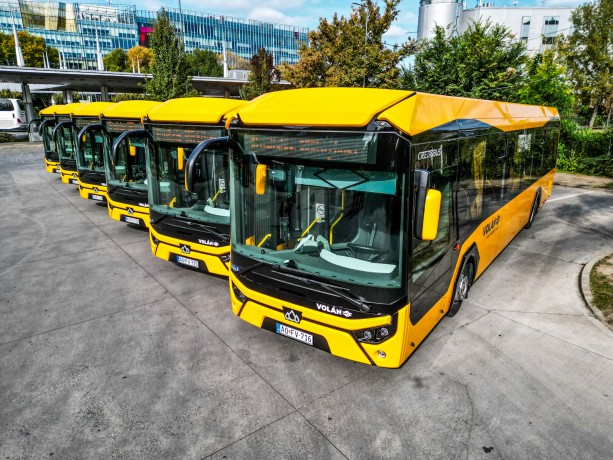 Átadott új buszok a Népligetben