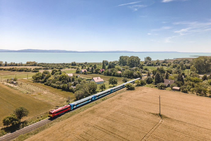 Vonattal a Balatonnál