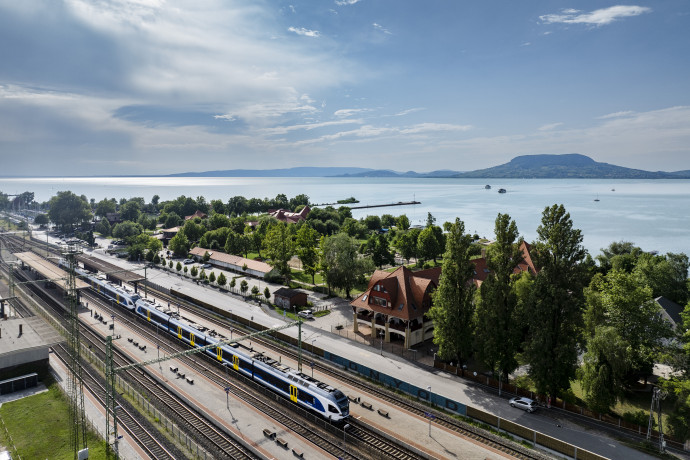 Vonattal a Balatonhoz