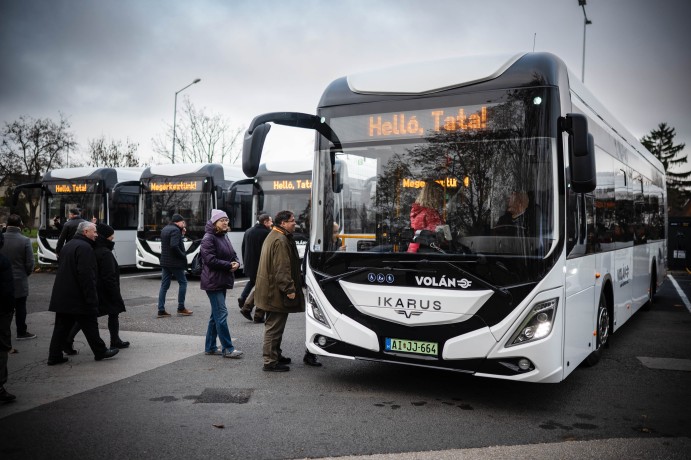 Tatán átadott Ikarus 120e buszok Tatán átadott Ikarus 120e buszok