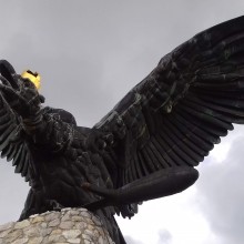 A felszállni készülő, karmai közt Árpád kardját tartó és a fején arany koronát viselő Turul, Európa legnagyobb fémből készült madara.