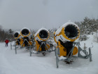A katonás rendben várakozó hóágyúkra ma nem volt szükség. Fotó: Vendl Szilvia