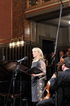 Dávid Ilona beszédet mond az ünnepi koncerten
