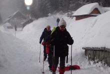 Sorra érkeznek a lemaradt, fáradt vándorok a ház előteréhez