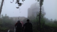 A MÁV VSC turistái a Piszkéstetői Obszervatóriumban. Már szakadozó felhőzet alatt sétálunk fel a másik távcsőhöz.