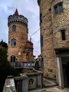 Székesfehérvár; Bory-vár. A két torony között függesztett pallós emlékeztet arra, hogy a vár urának ilyen joga is van!