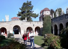 A városlátogatók csapata a Bory vár udvarán (MÁV VSC turistái) Fotó: Bogschütz Csilla.