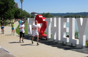 Keszthely, 2019. június 9. Pünkösd, a Keszthelyi Kilométerek Futóversenyen a MÁV VSC futói. A Balaton mellett a parti sétányon is futottunk kb. 1,5 km-t.