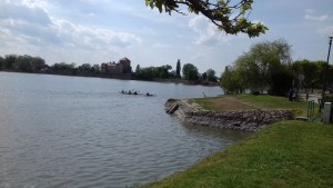 Vízre szálltak a kajakos fiúk-lányok. Kezdődik az edzés. A kihallgatott edzői tanács: "Sok vizet igyatok, de ne a tóból!"