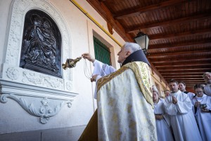 Barsi Balázs atya megáldja a domborművet