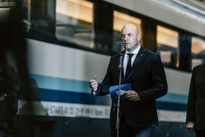 Homolya Róbert elnök-vezérigazgató átadja az új kocsikat