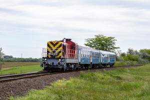M44 517 a lajosmizsei vasútvonalon 2 Bhv kocsival.