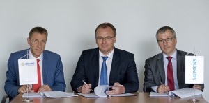Balról jobbra Matthias Longin, a Knorr-Bremse értékesítési vezetője, Csépke András, a MÁV-START vezérigazgatója és Ludvig László, a Siemens Zrt. Mobility divízió igazgatója látható.
