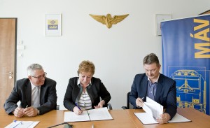 A vasúttársaság részéről Pál László és Dorozsmai Éva, az egyetem részéről Bács Zoltán írta alá a megállapodást