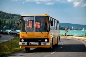 MNZ-589: volánsárga Ikarus 266-os.