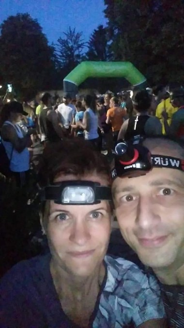 Holdfény-futás az éjszakában, Dunakanyar, 2019.06.14. Dóra Tamás és felesége, Nikoletta. A rajt előtt fejlámpával.