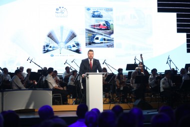 Illés Zoltán, a Magyar Posta elnök-vezérigazgatója ünnepi beszédet mond