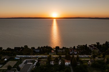 Naplemente és vonat a Balatonnál