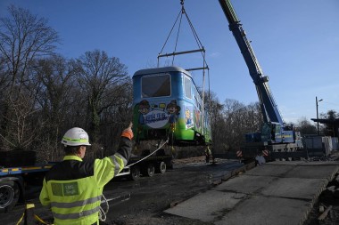 Levegőbe emelkedik a kocsi