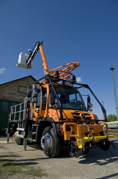 MÁV Unimog emelőkosárral és "hideg áramszedővel"