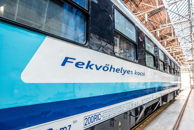 Fekvőhelyes kocsi