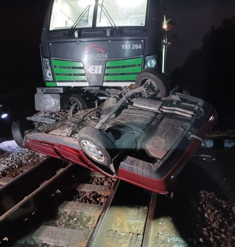 A tehervonat több száz méteren keresztül tolta, majd maga alá gyűrte a járművet. A tehervonat több száz méteren keresztül tolta, majd maga alá gyűrte a járművet.