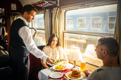 Az éjszakai Corona és Adria IC vonatokon étkezőkocsi is közlekedik, ahol éttermi jellegű kínálatból választhatnak vacsorát az utasok. 