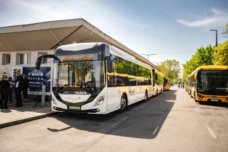 Komáromi elektromos buszok átadása