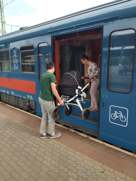 Családdal a vonaton - babakocsi magaspadlós jármű - MÁV
