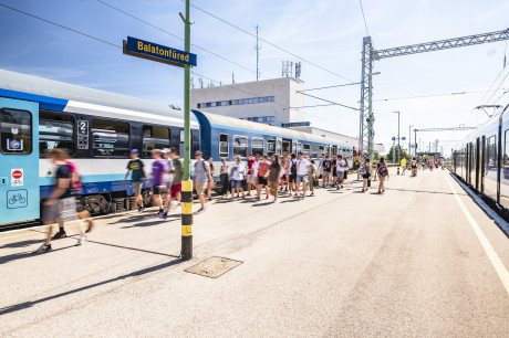 A vonatjegyeken is olvasható, mennyi szén-dioxid-kibocsátást spórol meg az utas azzal, hogy vonattal utazik.