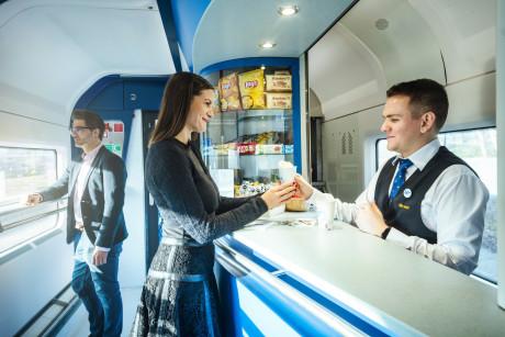 A bisztrókocsikban hideg italokkal, harapnivalókkal, egyszerűbb ételekkel, édességekkel és kávéféleségekkel várják az utasokat. 