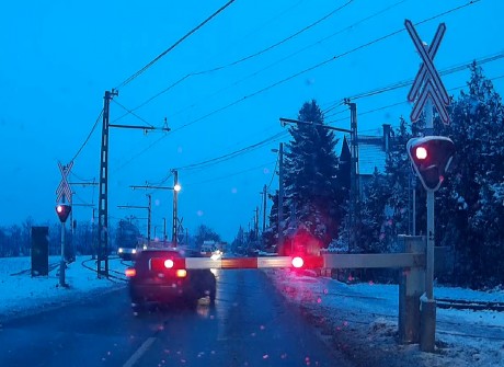 A HÉV pomázi átjárójánál, piroson áthajtó autó - készítette: Kemény Botond, 2018.01.16.