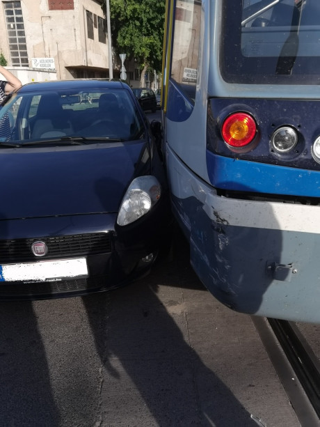 TramTrain járművel ütközött egy autó