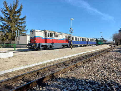 Külonleges kisvasúti szerelvény Széchenyihegy állomáson