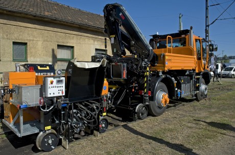 MÁV Unimog síncsiszoló berendezéssel