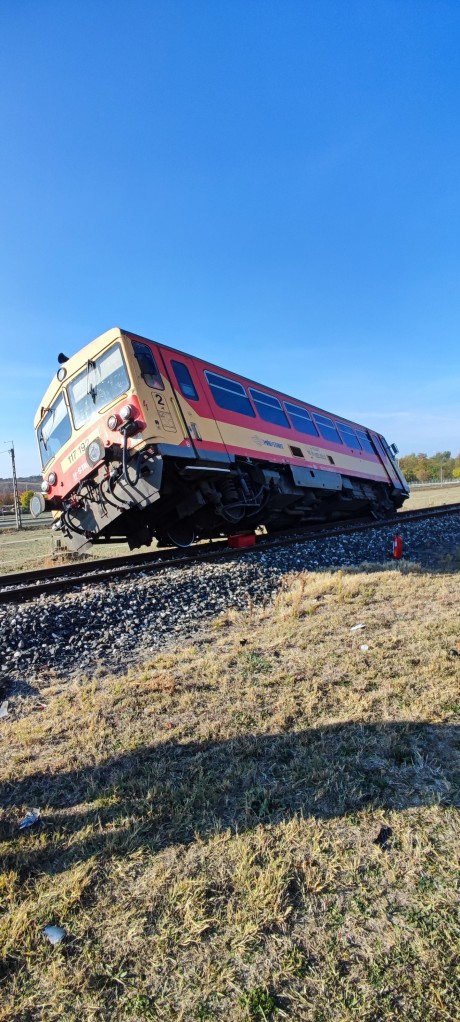 Nyergesújfalunál kisiklott Bz motorkocsi Nyergesújfalunál kisiklott Bz motorkocsi