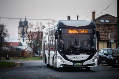 Tatán átadott Ikarus 120e buszok