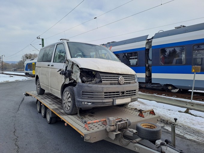 Tatabányai ütközés kisbusszal