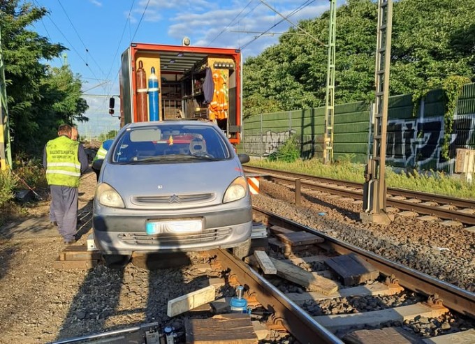 A vasúti pályára került autó 