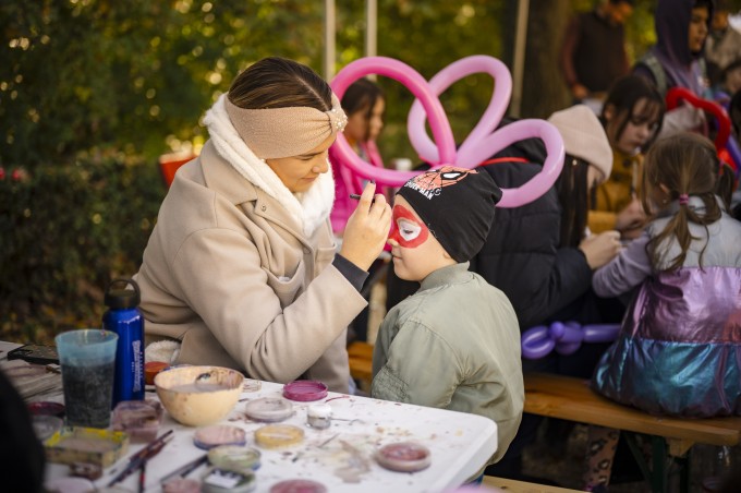 Lesz arcfestés, alkotóház, zsonglőrködés, bohóc, ugrálóvár, KRESZ pálya, óriás társasjáték és egyenruhában fényképezkedés. 