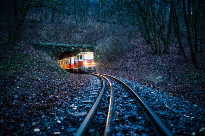 Fényvonat az alagút alsó bejáratánál