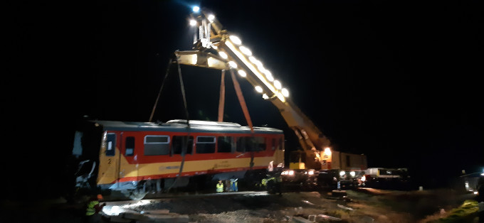 Késő estére sikerült visszaemelni a motorkocsit a sínekre