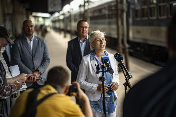 Csöbör Katalin, országgyűlési képviselő az ünnepi vonatnál