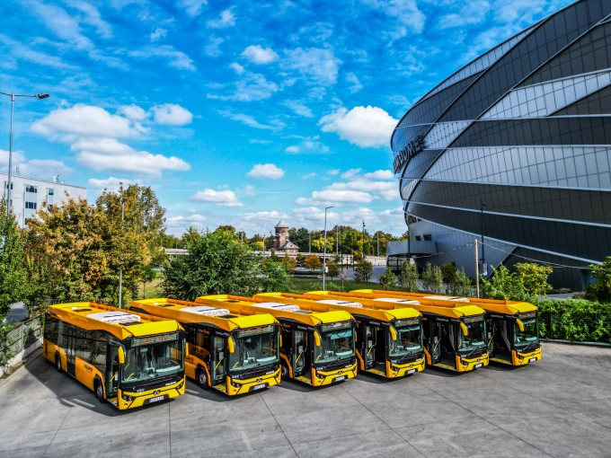 Átadott új buszok a Népligetben